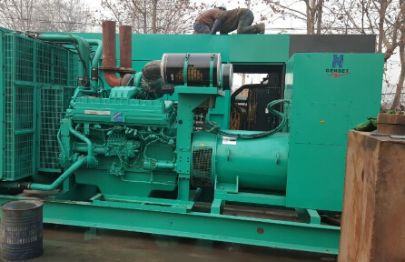 武侯发电机组如何判断水冷式机油散热器内部是否需要清洗？