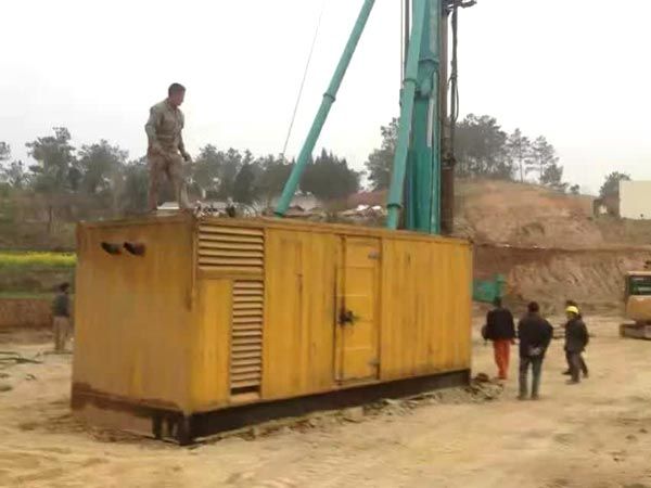 武侯如何判断水冷式机油散热器密封件是否需要更换？